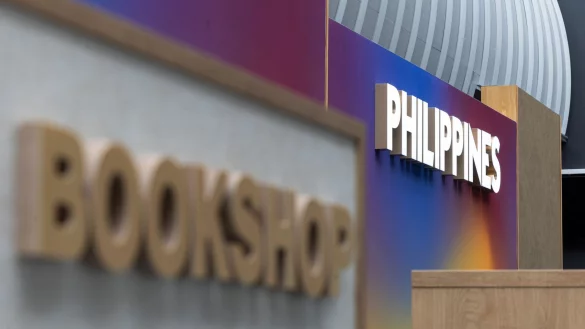 Auf der Buchmesse sind philippinische Autorinnen und Autoren live zu erleben. - © Hannes P. Albert/dpa