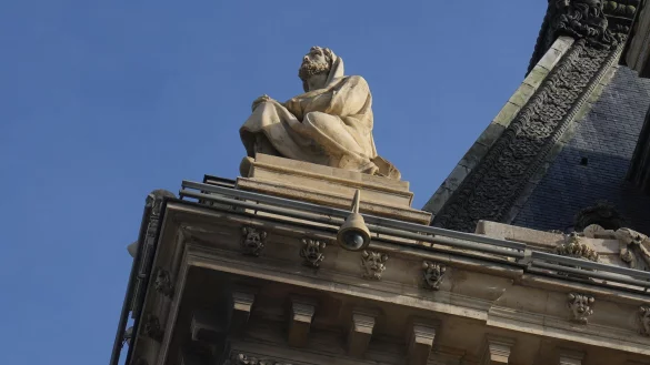Die Polizei hofft die Louvre-Einbrecher dank zahlreicher Spuren zu fassen (Archivbild). - © Thibault Camus/AP/dpa
