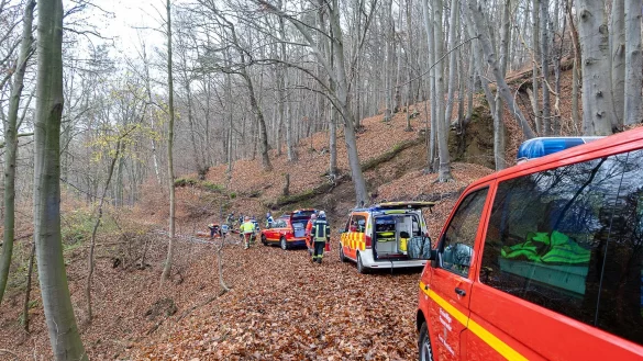 In dem unwegsamen Gelände erfolgte die Rettung unter erschwerten Bedingungen. (Handout) - © Feuerwehr Porta Westfalica/dpa