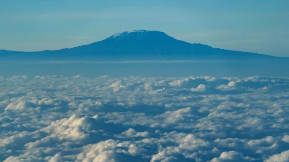 Der Gipfel des Kilimandscharo ragt aus der Wolkendecke hervor. (Archivbild) - &copy; Xie Jianfei/XinHua/dpa