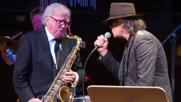 Doldinger musizierte immer wieder mit Lindenberg - wie hier 2016 bei einem Konzert in D&uuml;sseldorf zu Doldingers 80. Geburtstag. (Archivbild) - &copy; picture alliance / dpa