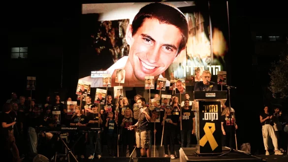 Ein Bild von Hadar Goldin bei Kundgebung in Tel Aviv. - &copy; Mahmoud Illean/AP/dpa