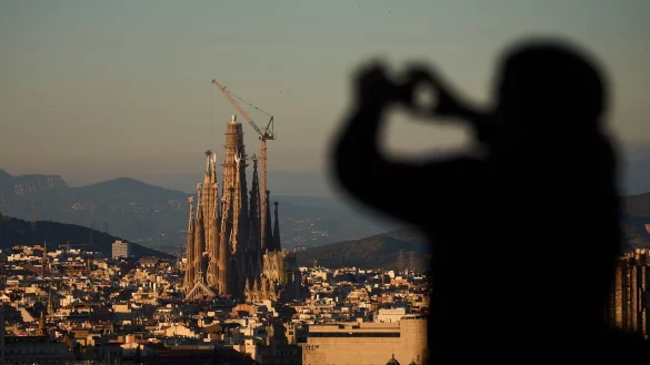 Mit einem neuen Kreuzsegment &uuml;berragt die Basilika in Barcelona erstmals das Ulmer M&uuml;nster. - &copy; Emilio Morenatti/AP/dpa