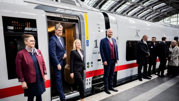 Bahnchefin Evelyn Palla (3.v.l.) und Verkehrsminister Patrick Schnieder (CDU, 2.v.l) bei der Vorstellung des neuen ICE L. - © Christoph Soeder/dpa