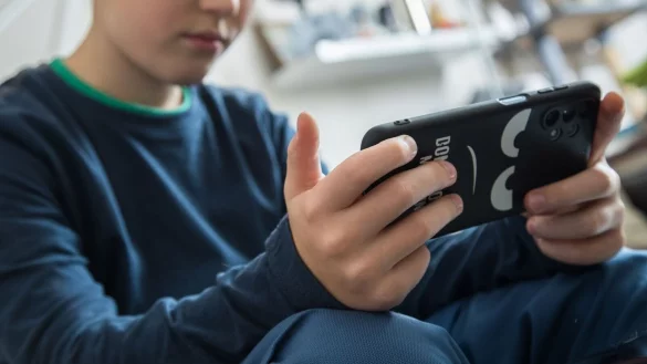 Vorsicht, Gefahr im Chat: Falsche Online-«Freunde» üben digitale Gewalt aus und manipulieren Kinder und Jugendliche - mit fatalen Folgen. - © Christin Klose/dpa-tmn