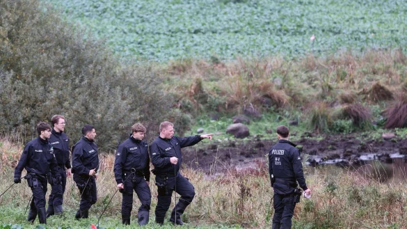 Die Obduktion des bei Güstrow gefundenen toten Kindes hat gezeigt, dass es Gewalteinwirkung ausgesetzt wurde. - © Bernd Wüstneck/dpa