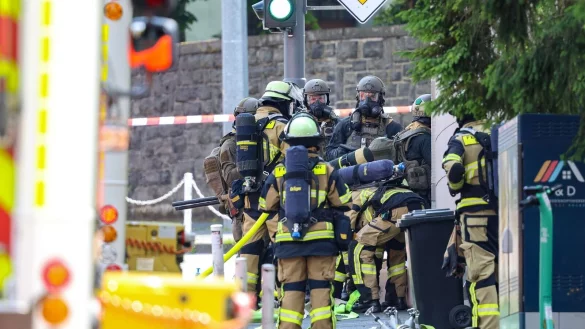 Feuerwehr und Polizisten eines Spezialeinsatzkommandos stehen in der N&auml;he des Einsatzortes. (Archivfoto) - &copy; Gianni Gattus/dpa