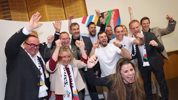 Jubel nach einem klaren Votum: Die Befürworter freuen sich über das Ja zur Münchner Olympia-Bewerbung. - © Karl-Josef Hildenbrand/dpa