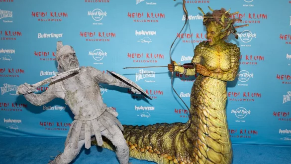 Klum erscheint als Medusa, ihr Mann als versteinerter griechischer Soldat. - &copy; CJ Rivera/Invision/dpa