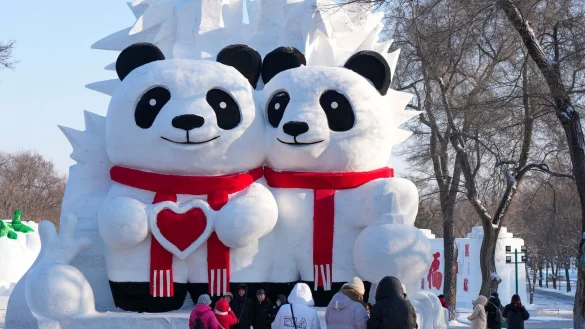Jedes Jahr str&ouml;men Millionen von Besuchern nach Harbin, um die Schnee- und Eis-Skulpuren zu sehen. - &copy; Wang Song/XinHua/dpa