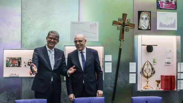 Wolfram Weimer (links) eröffnete die neue Dauerausstellung im Haus der Geschichte. - © Oliver Berg/dpa