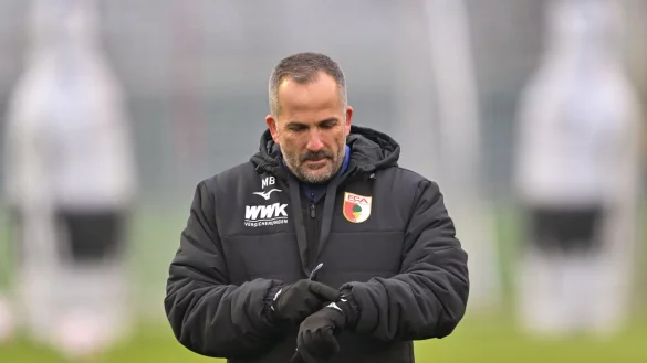 Es wird Zeit für den FC Augsburg um Interimstrainer Manuel Baum, in die Spur zu kommen. - © Peter Kneffel/dpa