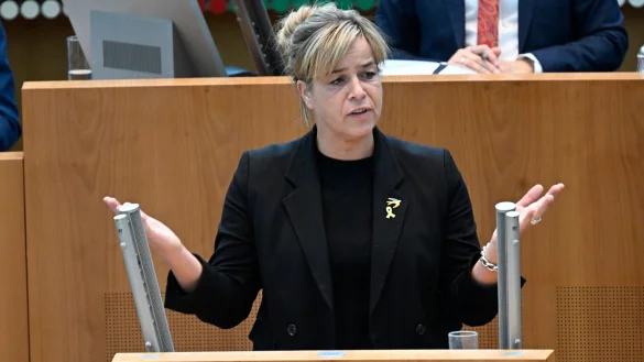 NRW-Wirtschaftsministerin Mona Neubaur (Grüne) spricht sich angesichts der wirtschaftlichen Schwäche für flexible Antworten in der Klimapolitik aus. (Archivbild) - © Roberto Pfeil/dpa