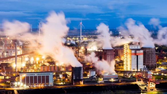 Der CO2-Aussto&szlig; der Industrie belastet das Klima. (Archivbild) - &copy; Julian Stratenschulte/dpa