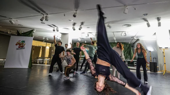 Das Ensemble von &laquo;Malle Ol&eacute;&raquo; probt seine Choreographien nicht am Strand, sondern in einem leerstehenden Ladenlokal. - &copy; Christoph Reichwein/dpa