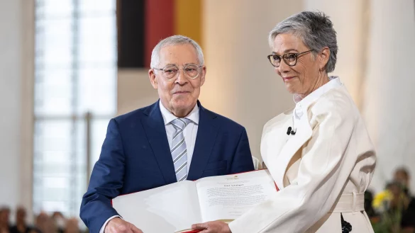 Karin Schmidt-Friderichs, Vorsteherin des Börsenvereins des Deutschen Buchhandels, übergibt Karl Schlögel den Friedenspreis des Deutschen Buchhandels. - © Hannes P. Albert/dpa pool/dpa