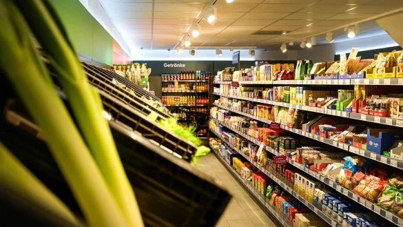 Ein Teil der Verbraucher lässt sich Lebensmittel nach Hause liefern, um nicht in den Supermarkt gehen zu müssen. - © Heiko Rebsch/dpa