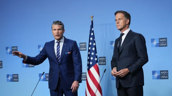 Will, dass die Europäer US-Waffenlieferungen für die Ukraine bezahlen: US-Verteidigungsminister Pete Hegseth (l), hier mit Nato-Generalsekretär Mark Rutte. - © Virginia Mayo/AP/dpa
