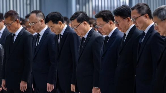 Spitzenbeamte der Regierung in Hongkong legten eine Schweigeminute für die Opfer ein. - © Chan Long Hei/AP/dpa