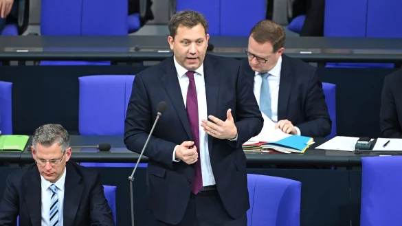 Bundesfinanzminister Lars Klingbeil (SPD) hat die Senkung der Stromsteuer für alle noch nicht komplett abgehakt. - © Elisa Schu/dpa