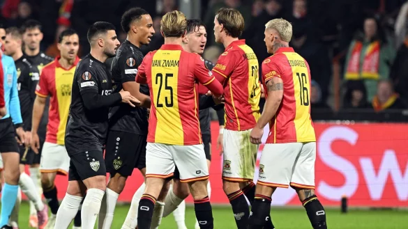 Eine Szene mit Victor Edvardsen (r) sorgte für Aufregung. - © Federico Gambarini/dpa