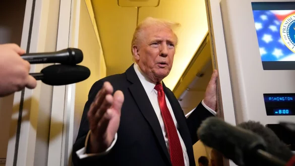 US-Präsident Donald Trump spricht sich für ein Einfrieren des Frontverlaufs aus. - © Mark Schiefelbein/AP/dpa