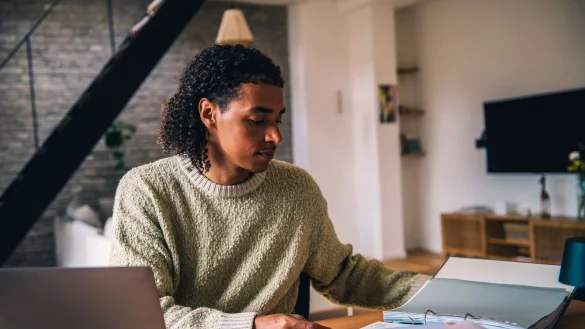 Kann sich schon frühzeitig lohnen: der Blick auf die anstehende Steuererklärung für 2025. - © Zacharie Scheurer/dpa-tmn