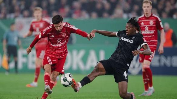 Azzouzi (l) war D&uuml;sseldorfs auff&auml;lligster Spieler. - &copy; Marius Becker/dpa