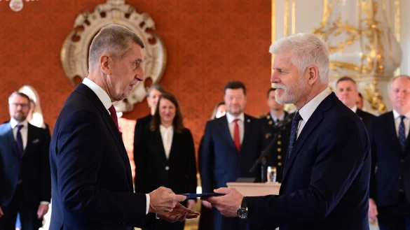 Der tschechische Präsident Petr Pavel (r) ernennt Andrej Babis zum neuen Ministerpräsidenten. - © Kamaryt Michal/CTK/dpa