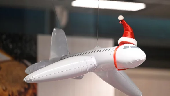 Weihnachtsstimmung hat auch an den Flugh&auml;fen in Nordrhein-Westfalen die Lufthoheit gewonnen. - &copy; Roberto Pfeil/dpa