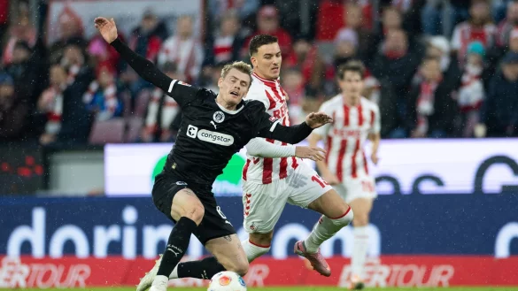 Kölns Said El Mala (r) hatte die erste gute Chance der Partie. - © Rolf Vennenbernd/dpa