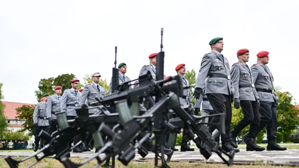 Die Bundeswehr soll attraktiver werden f&uuml;r junge Leute, denn der Bedarf ist aus Sicht der Regierung gro&szlig;. (Archivbild) - &copy; Sebastian Christoph Gollnow/dpa