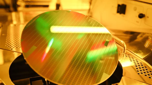 Mikrochips werden haupts&auml;chlich aus Herstellerl&auml;ndern wie China oder Taiwan importiert. (Symbolbild) - &copy; Christian Charisius/dpa