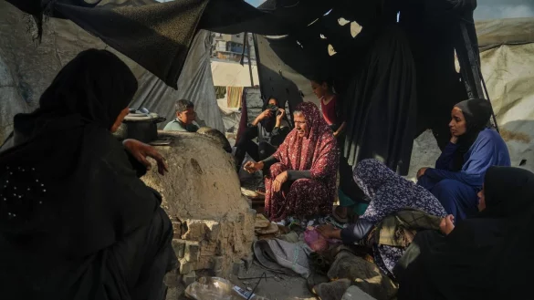 Pal&auml;stinensische Frauen backen Brot in Notunterkunft. - &copy; Jehad Alshrafi/AP/dpa