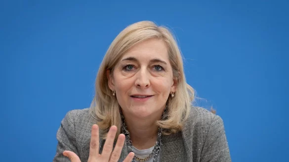 Gesundheitsministerin Nina Warken (CDU) will die Pflegeversicherung reformieren. (Archivfoto) - © Soeren Stache/dpa