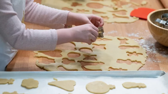 Dieser Teig dürfte durch den gesunkenen Butterpreis eher billiger geworden sein. (Archivbild) - © Sebastian Kahnert/dpa