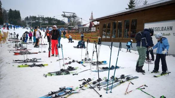 Bei frostigen Temperaturen hat die Saison in den Skigebieten des Sauerlands begonnen. (Archivbild) - &copy; Bernd Thissen/dpa