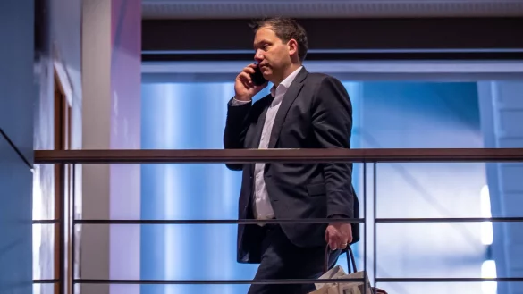 Finanzminister Lars Klingbeil (SPD) muss im Alltag viel Zeit am Handy verbringen - und will es an Weihnachten bewusst ausschalten. (Archivbild) - &copy; Michael Kappeler/dpa