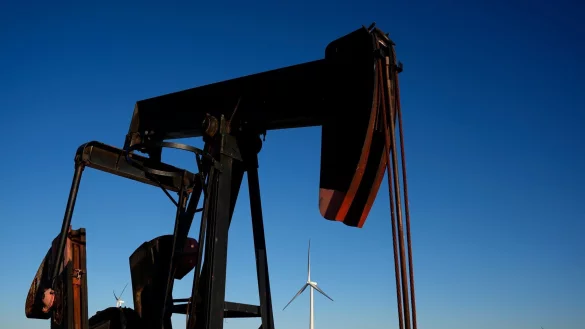 Das Verbrennen von &Ouml;l befeuert die Erderhitzung. (Archivbild) - &copy; Charlie Riedel/AP/dpa