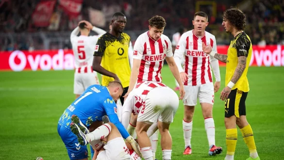 Offenbar schwer verletzt: Timo H&uuml;bers umringt von seinen K&ouml;lner Mitspielern - &copy; Bernd Thissen/dpa