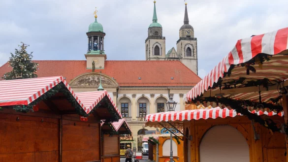 Schon seit Ende Oktober stehen die ersten Weihnachtsbuden in Magdeburg. - &copy; Klaus-Dietmar Gabbert/dpa