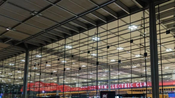 Der Flugverkehr wurde nach der Sichtung f&uuml;r knapp zwei Stunden eingestellt. - &copy; Carsten Koall/dpa