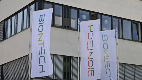 Das Bundeskartellamt hat dem Pharmaunternehmen Biontech die Übernahme von Curevac erlaubt. (Archivbild) - © Arne Dedert/dpa