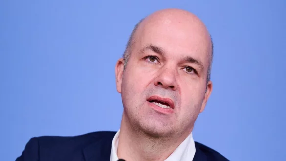 DIW-Chef Fratzscher sieht in der Debatte um Feiertage, die nachgeholt werden, wenig Sinn. - &copy; Annette Riedl/dpa