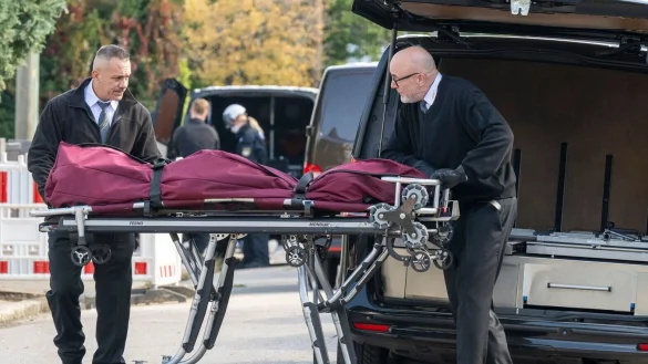 Am Tag nach dem Gro&szlig;brand wurde eine Leiche aus dem Haus geborgen. (Archivbild) - &copy; Peter Kneffel/dpa