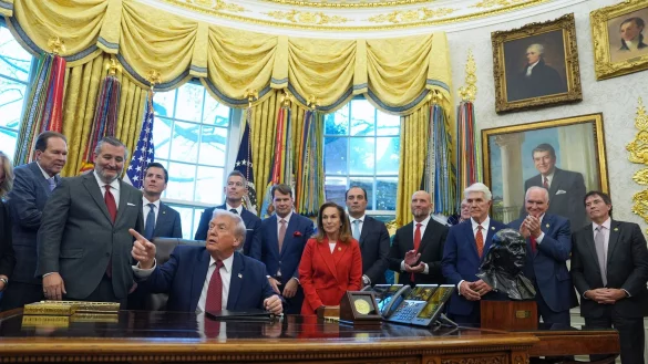 US-Präsident Donald Trump hält nichts von den Kraftstoffverbrauchsvorgaben seines Vorgängers Joe Biden. - © Evan Vucci/AP/dpa