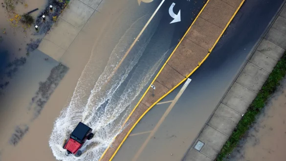 Dutzende Flüsse sind über die Ufer getreten, Straßen und Felder sind überschwemmt. - © Nick Wagner/The Seattle Times/AP/dpa