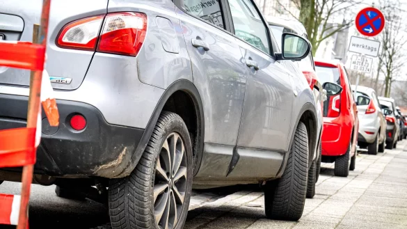 Ein Auto in der Bremer Innenstadt wurde aufgesetzt auf dem Gehweg abgestellt. Eine Aktion soll auf die Probleme dadurch aufmerksam machen. (Symbolbild) - &copy; Sina Schuldt/dpa
