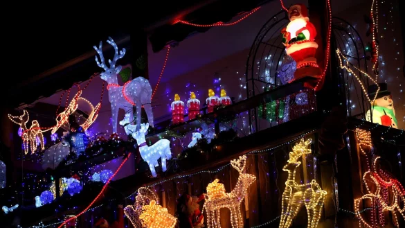 Dekorationen im Außenbereich müssen gut gesichert sein: Bei Schäden durch herumfliegende Gegenstände haften Mieter oder Eigentümer ohne entsprechende Versicherung. - © Karl-Josef Hildenbrand/dpa/dpa-tmn