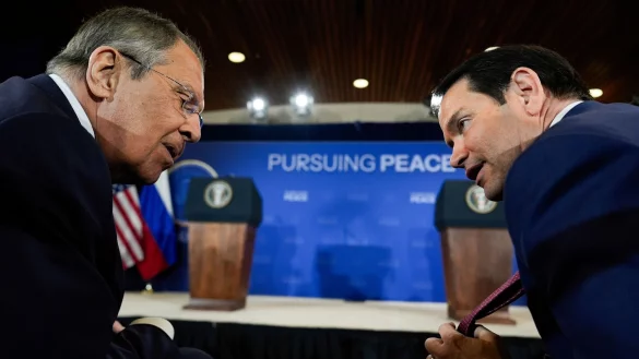 Die Außenminister Russlands und der USA sollen ein Treffen der Präsidenten Putin und Trump vorbereiten. (Archivbild) - © Julia Demaree Nikhinson/AP/dpa